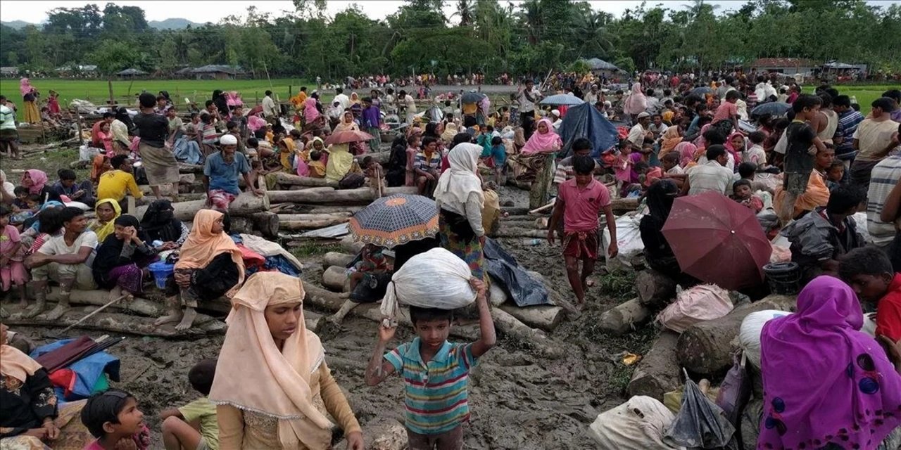 Myanmar'da yerinden edilen binlerce Arakanlı Müslüman Naf Nehri yakınlarına sığınıyor.