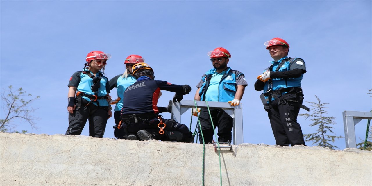 Niğde'de UMKE personeline olası bir afet durumuna hazır olmaları adına arama kurtarma eğitimi verildi.