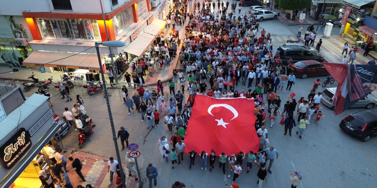 Hatay'da 23 Nisan için fener alayı organize edildi.