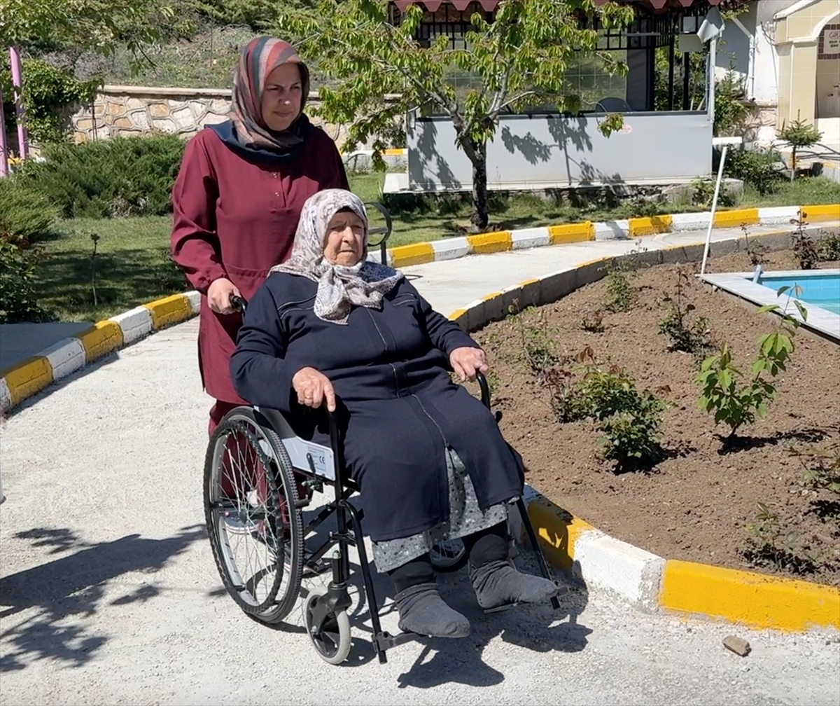 Çocuk Yuvası'nın "Maviş Anne"si huzurevinde huzur buluyor