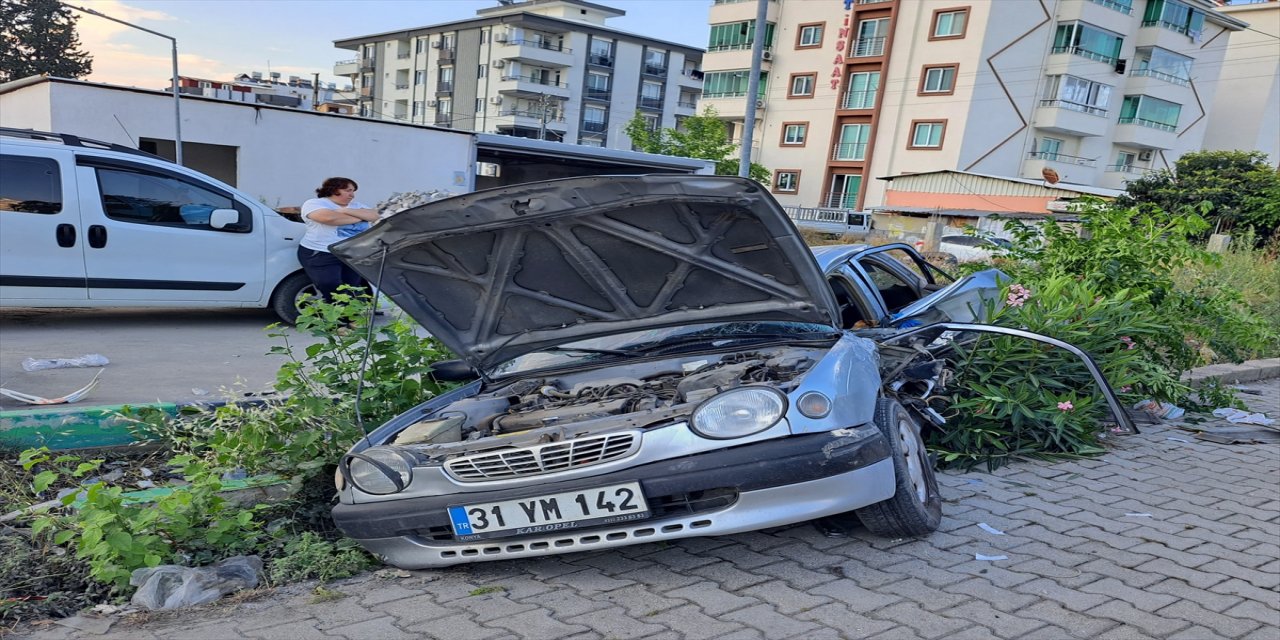 Hatay'ın Dörtyol ilçesinde ambulans ve iki otomobilin karıştığı trafik kazasında 3 kişi yaralandı.