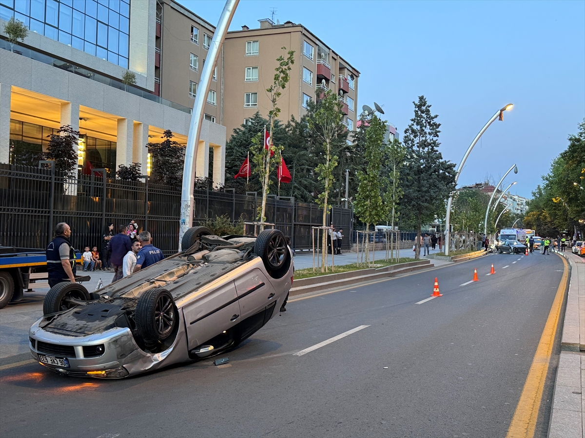 Ankara'da direksiyon hakimiyetini kaybeden sürücü, takla attı