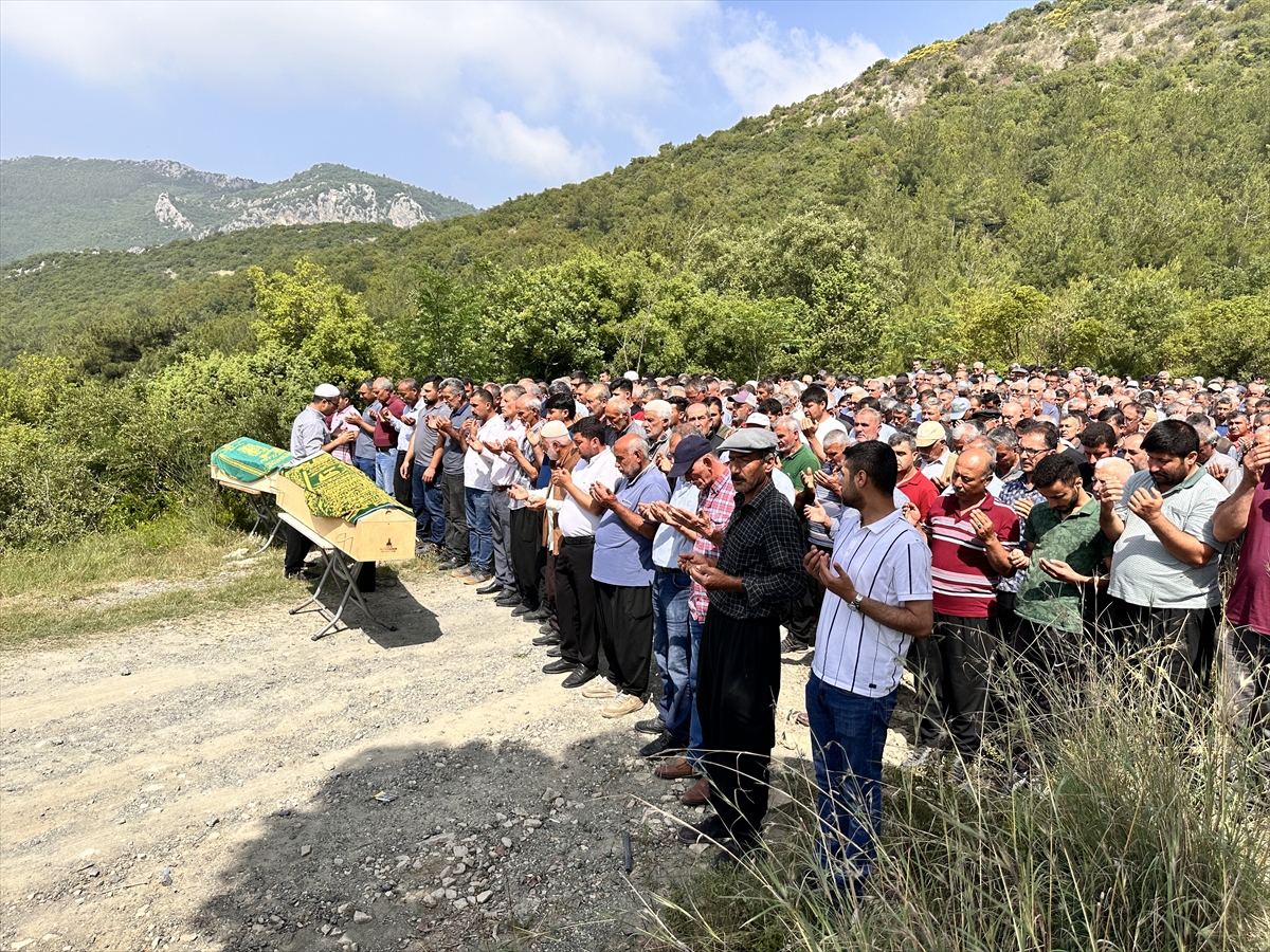 Kardeşi tarafından öldürülen kadın ile eşi toprağa verildi