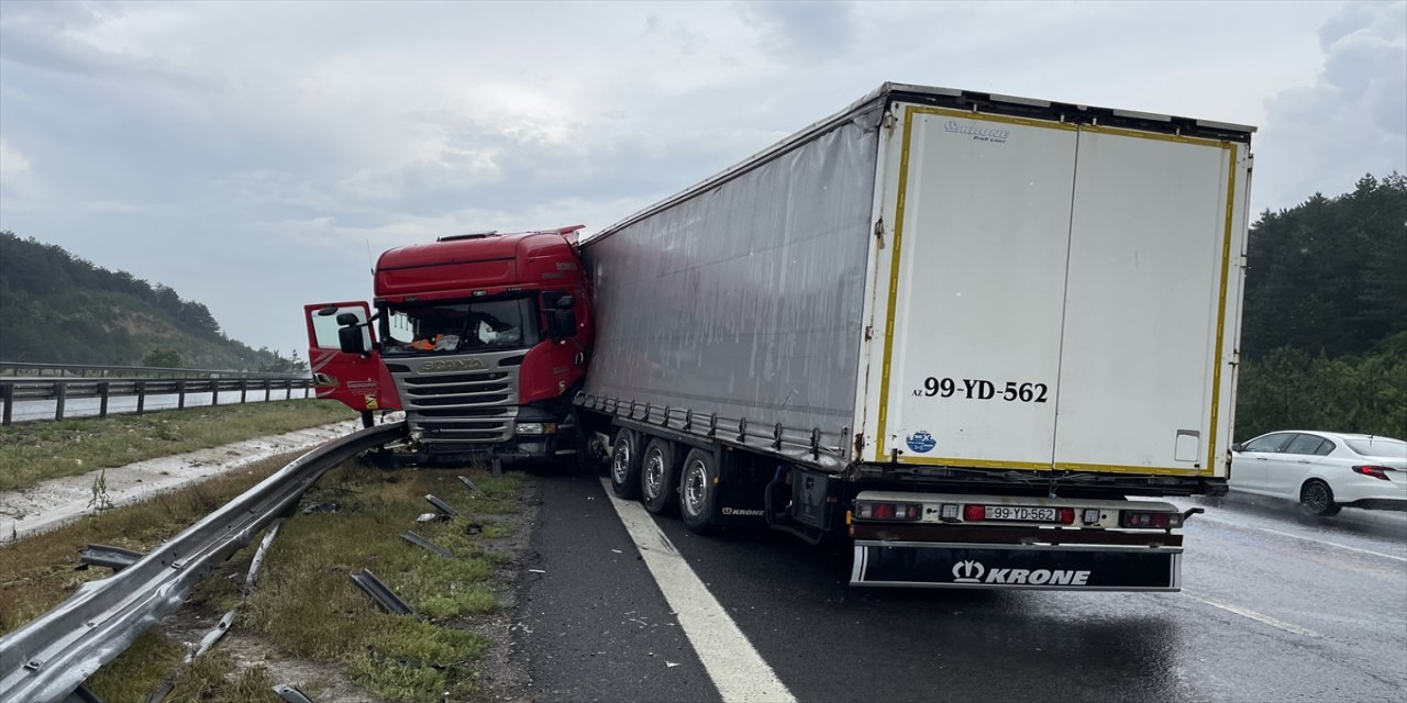 Anadolu Otoyolu'nun Bolu geçişinde tırın bariyere çarpması sonucu sürücü yaralandı.