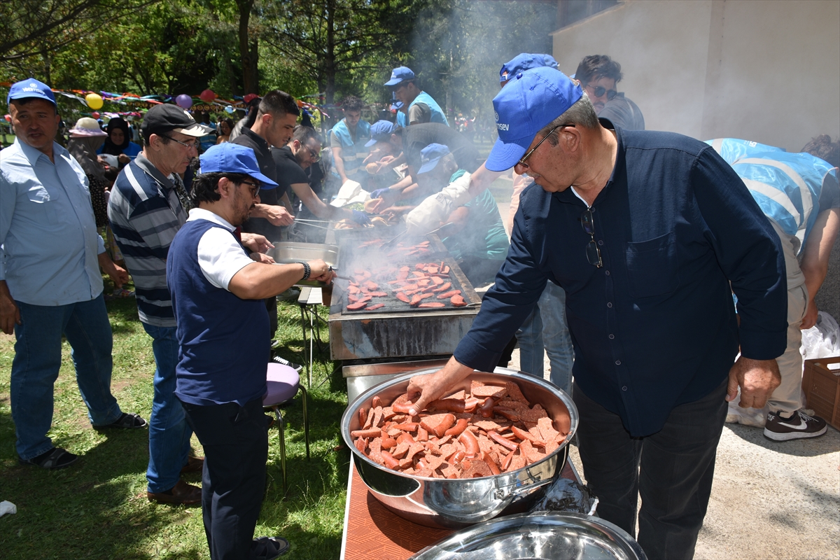 Kurduğu vakıfla yaklaşık 150 öksüz ve yetim çocuğa "manevi babalık" yapıyor