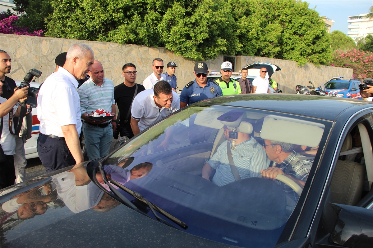 Alanya Kaymakamı , trafik denetiminde sürücülerle bayramlaştı