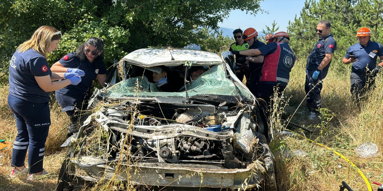 Anadolu Otoyolu'nun Bolu kesiminde, bariyere çarpan otomobilin takla atması sonucu aynı aileden 5 kişi yaralandı.