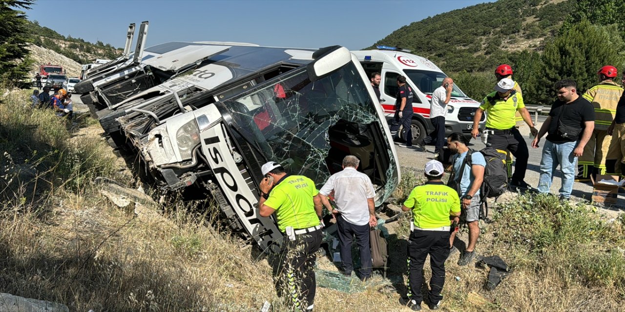 Kütahya'da yolcu otobüsü şarampole uçtu, otobüsteki 18 yolcudan 5'i yaralandı.