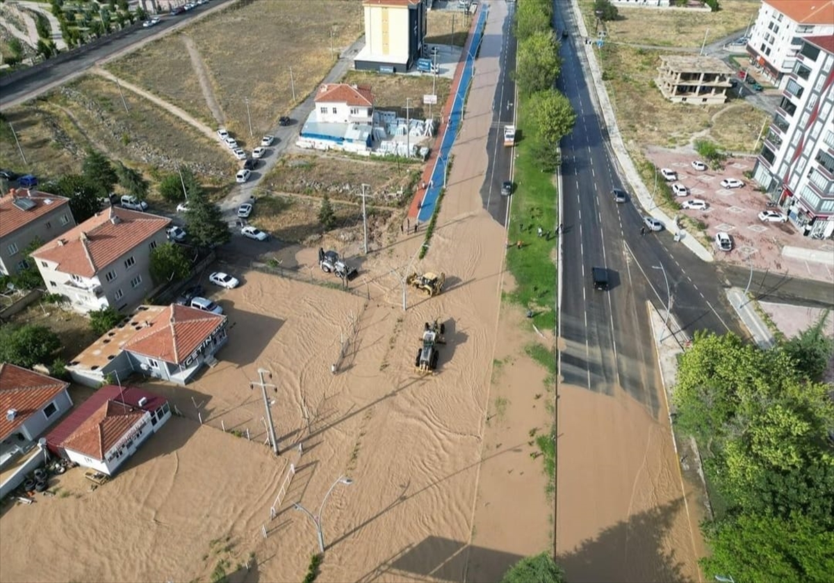 Niğde'de sağanak hayatı olumsuz etkiledi