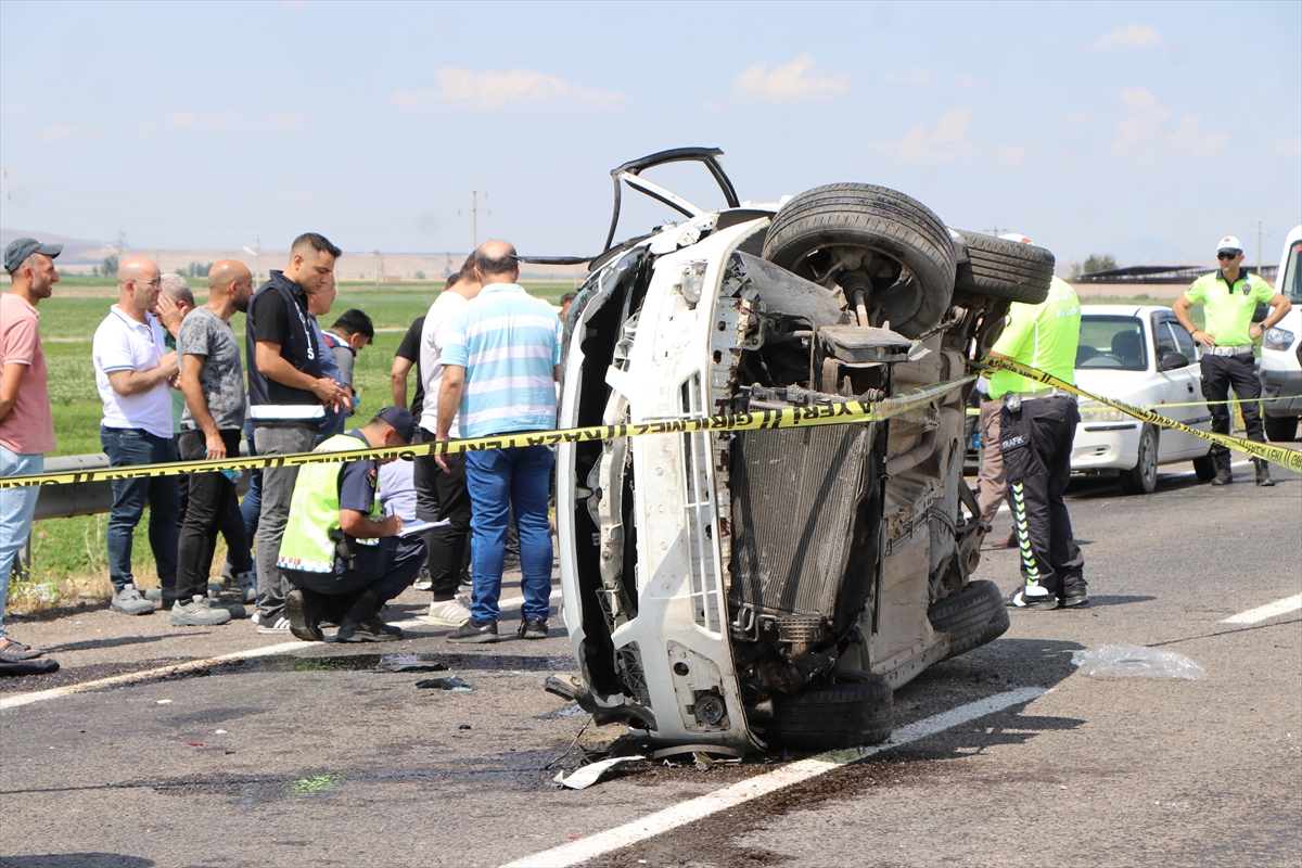 Niğde'de devrilen otomobildeki 2 kişi öldü, 2 kişi yaralandı