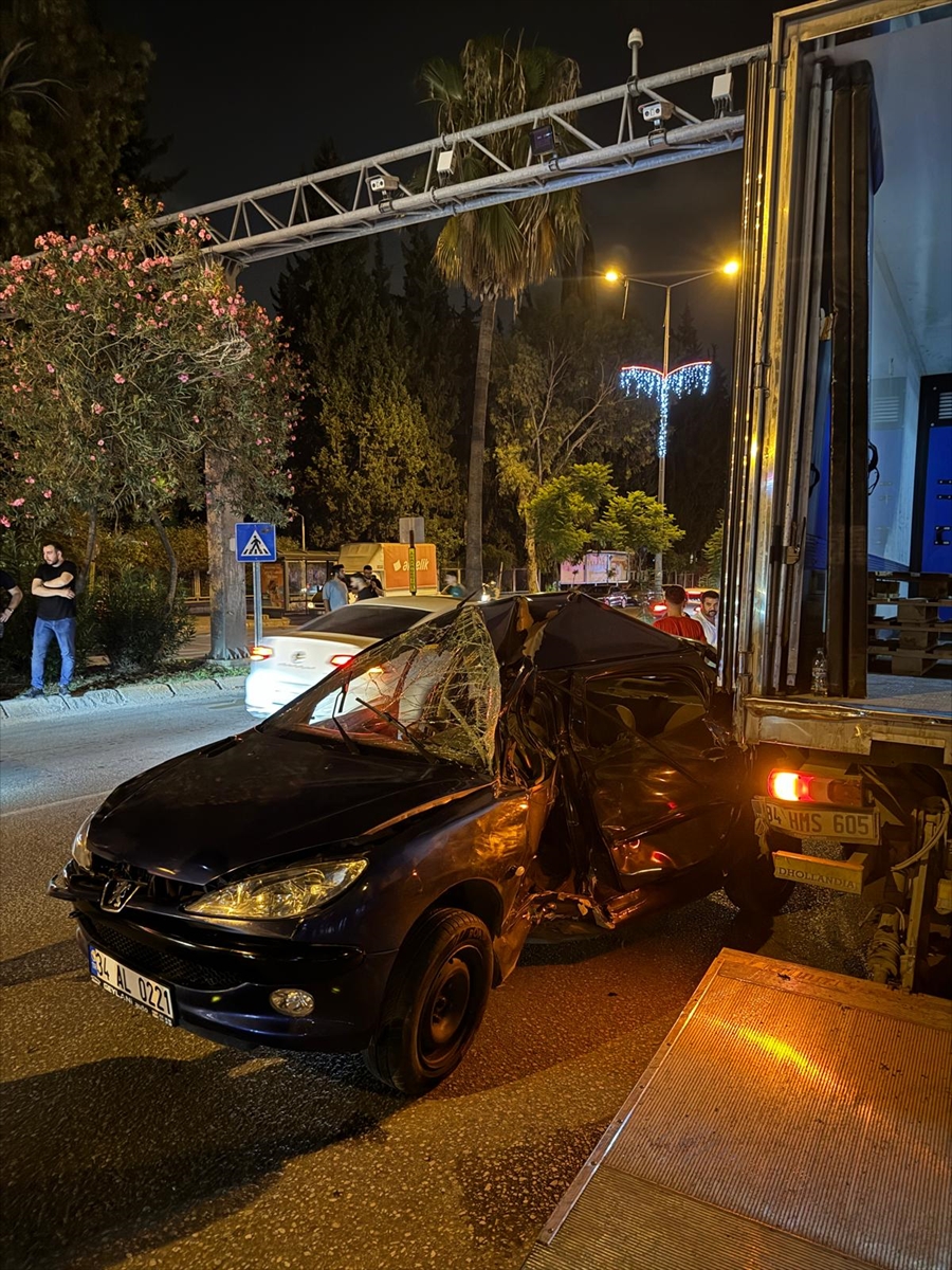 Adana'da park halindeki kamyona çarpan otomobilin sürücüsü öldü