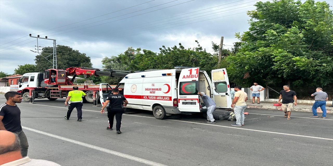 Hatay'ın Dörtyol ilçesinde, devrilen ambulanstaki 2 sağlık personeli yaralandı.