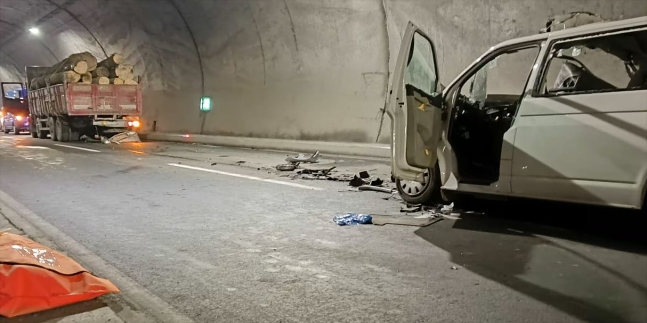 Artvin'in Borçka ilçesinde tünel içerisinde meydana gelen iki trafik kazasında 1 kişi öldü, 1 kişi yaralandı.