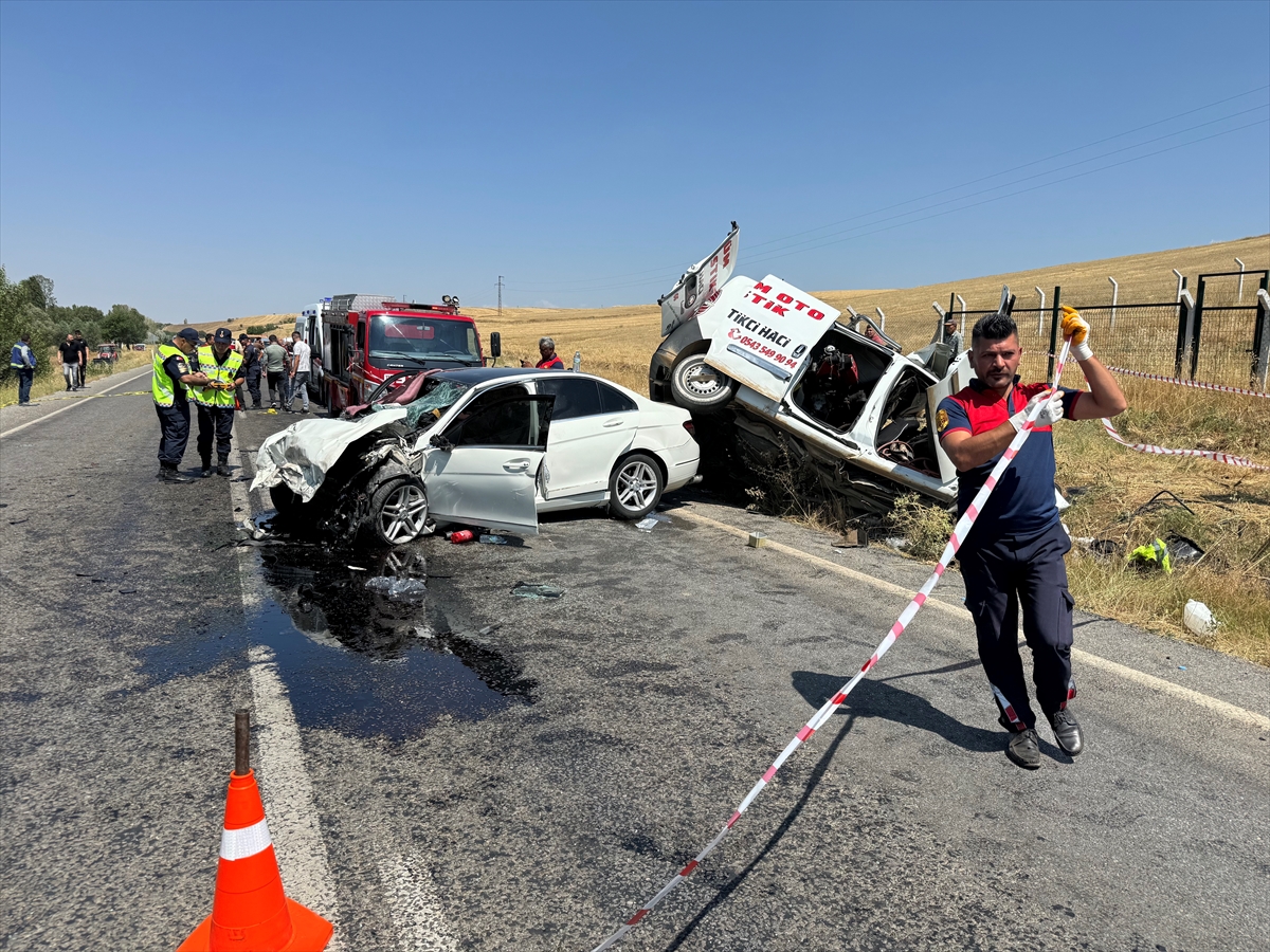 Yozgat'ta hafif ticari araçla otomobilin çarpıştığı kazada 4 kişi öldü