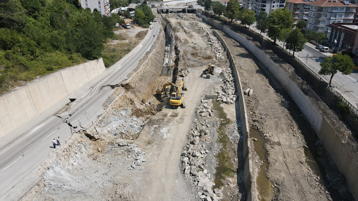 İnebolu'da kara yolunda çökme meydana geldi