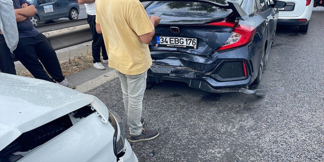 Kartal'da, 3 otomobil ile kamyonetin karıştığı zincirleme trafik kazası nedeniyle D-100 kara yolunda yoğunluk meydana geldi.