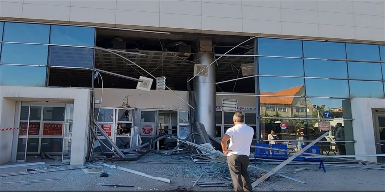 Kırıkkale'de yolcu otobüsünün otogarın cam duvarına çarpması sonucu yaralanan 3 yolcu hastaneye kaldırıldı.