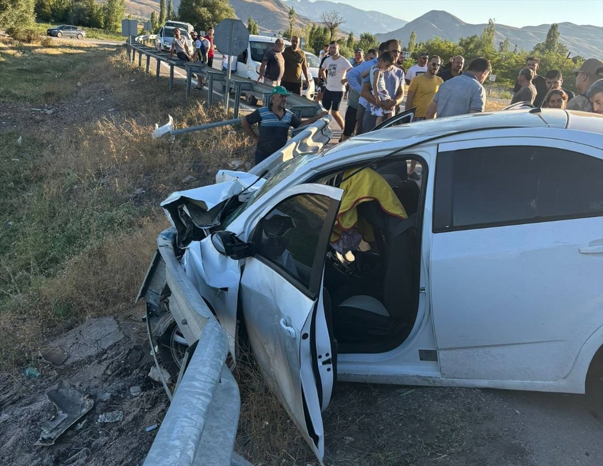 Erzincan’da iki otomobilin çarpıştığı kazada 8 kişi yaralandı