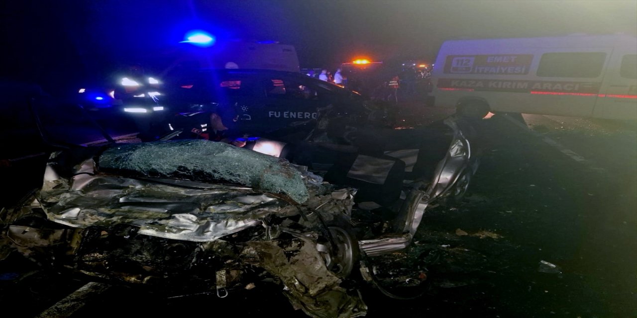 Kütahya'nın Emet ilçesinde, iki otomobilin çarpışması sonucu kendi düğünlerinden dönen çift hayatını kaybetti.