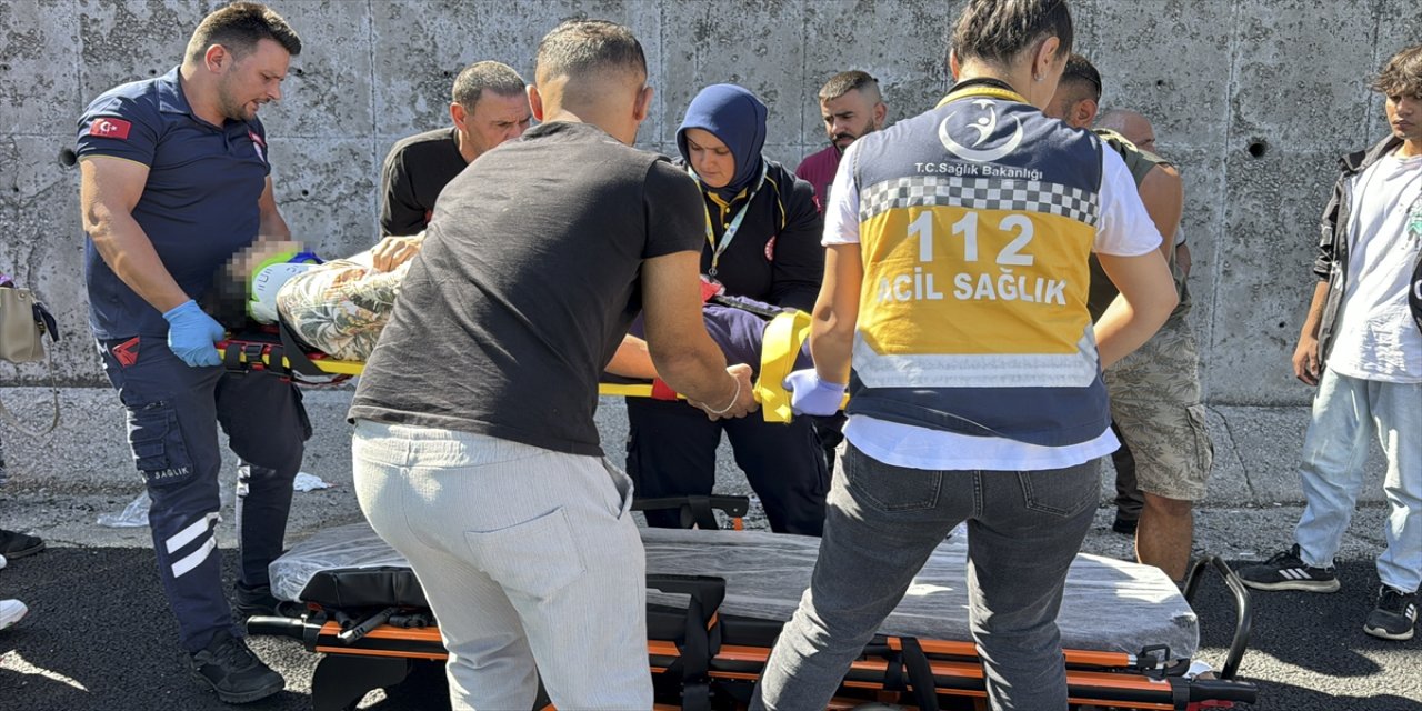 Anadolu Otoyolu'nun Bolu kesiminde tıra arkadan çarpan otomobildeki 3 kişi yaralandı.