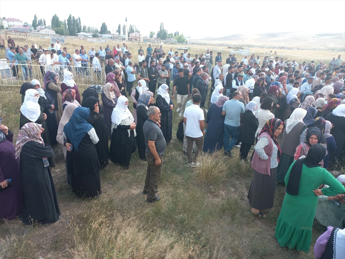 Ankara'daki otobüs kazasında hayatını kaybeden 5 kişinin cenazesi Ağrı'da defnedildi