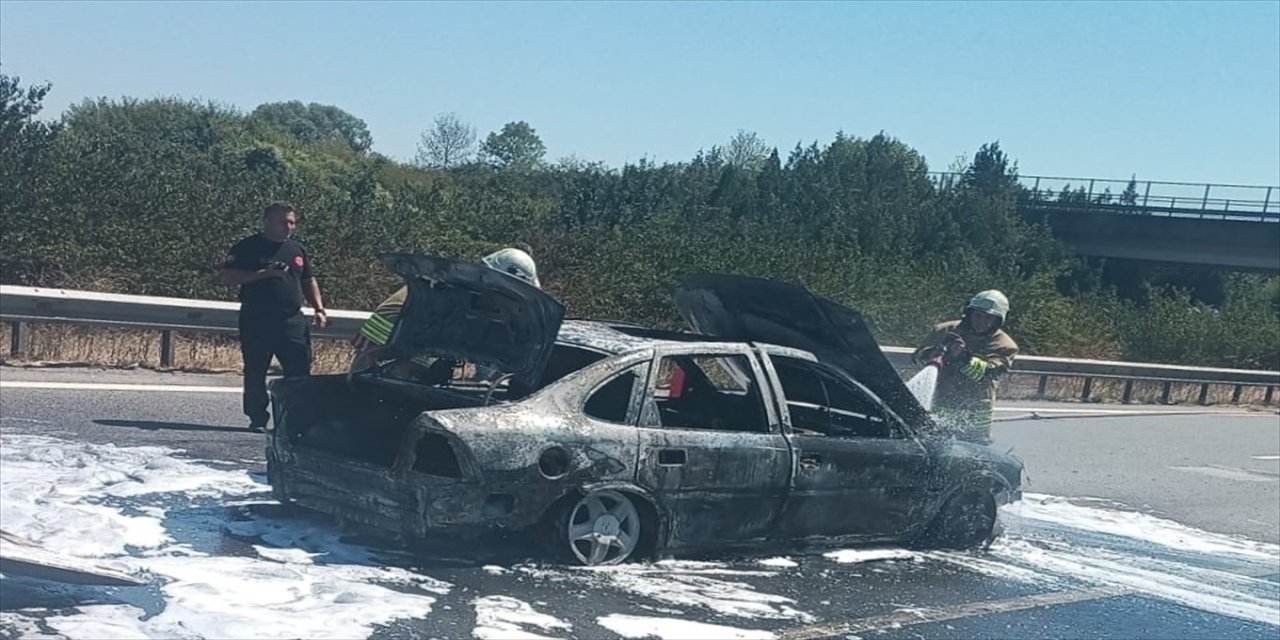 Anadolu Otoyolu'nun Düzce kesiminde, seyir halindeki otomobilde çıkan yangın itfaiye ekiplerince söndürüldü.