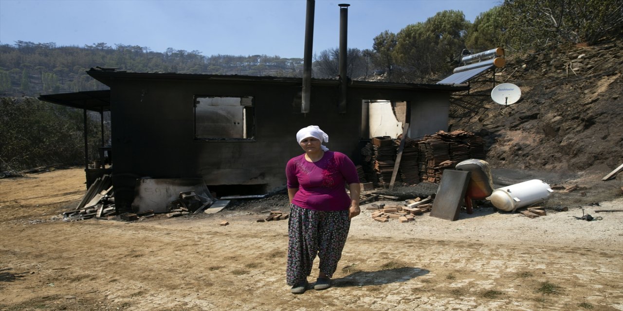 Bozdoğan ilçesinde çıkan orman yangınında 2 evi ve ahırları yanan, bazı hayvanları da telef olan çift, yaşadıklarını anlattı.