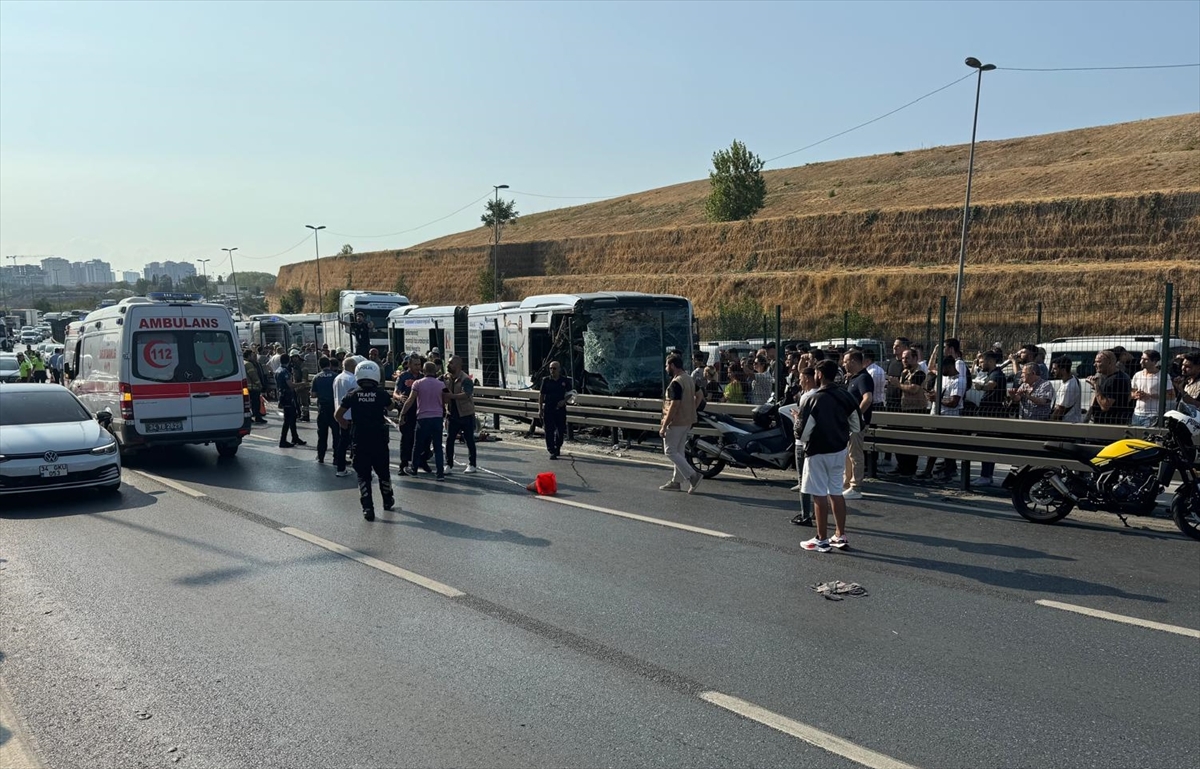 Küçükçekmece'de metrobüs kaza yaptı