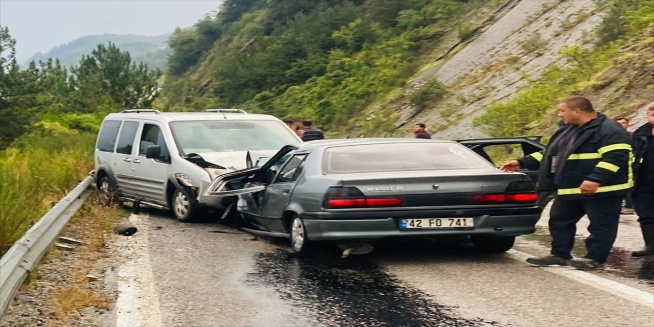 Kastamonu'nun İnebolu ilçesinde otomobil ile hafif ticari aracın çarpışması sonucu 7 kişi yaralandı.