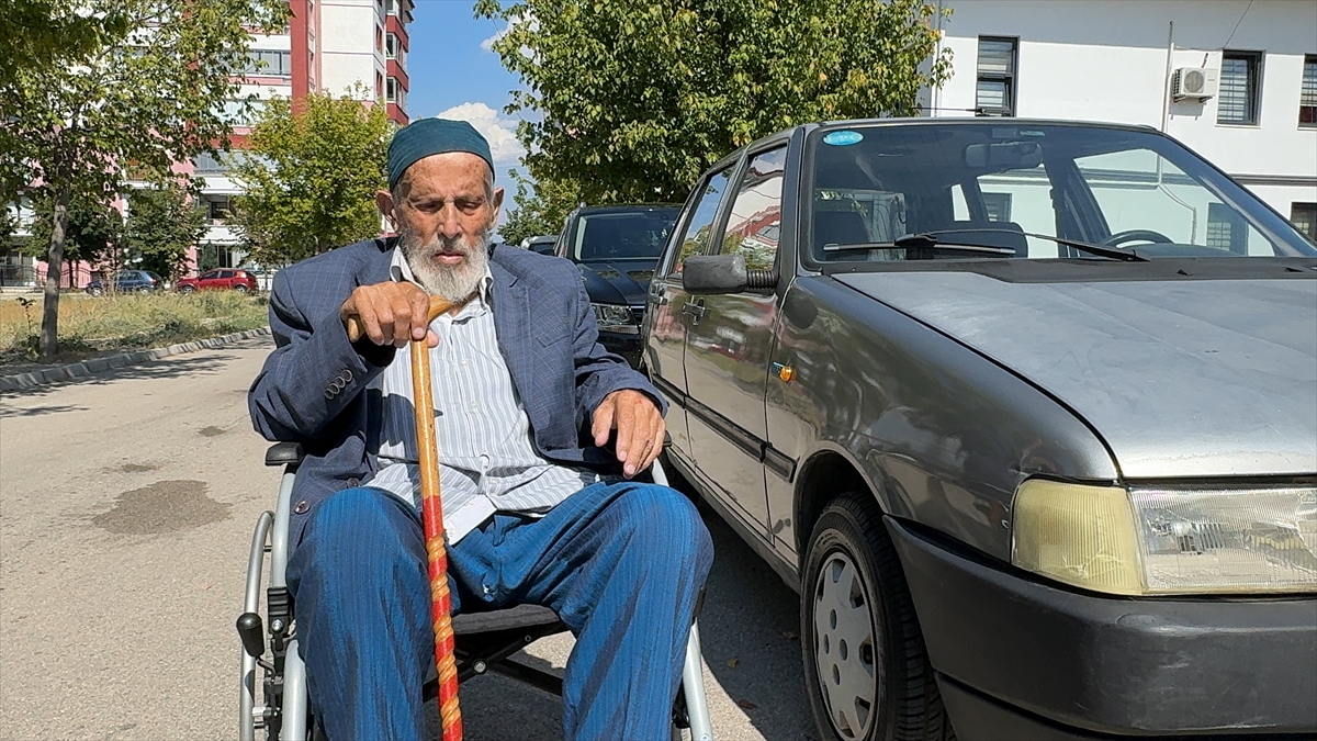 Isparta'da şehit torunu, otomobilini şehit ve gaziler derneğine bağışladı