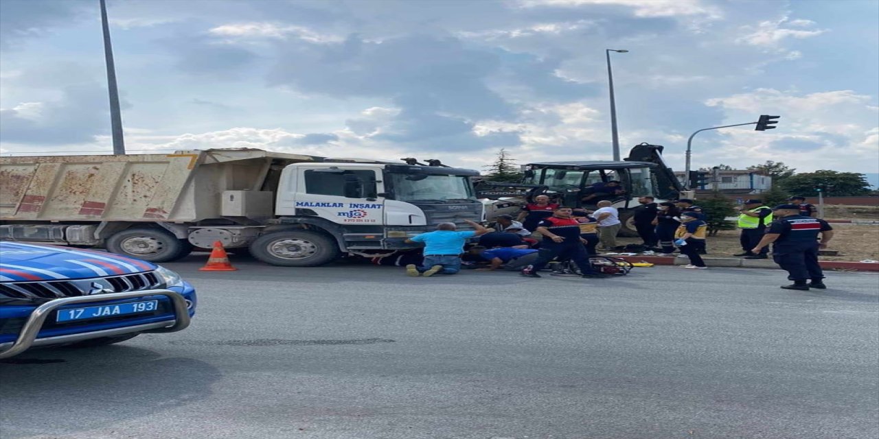 Çanakkale'nin Çan ilçesindeki trafik kazasında kamyonun altında kalan motosiklet sürücüsü hayatını kaybetti.