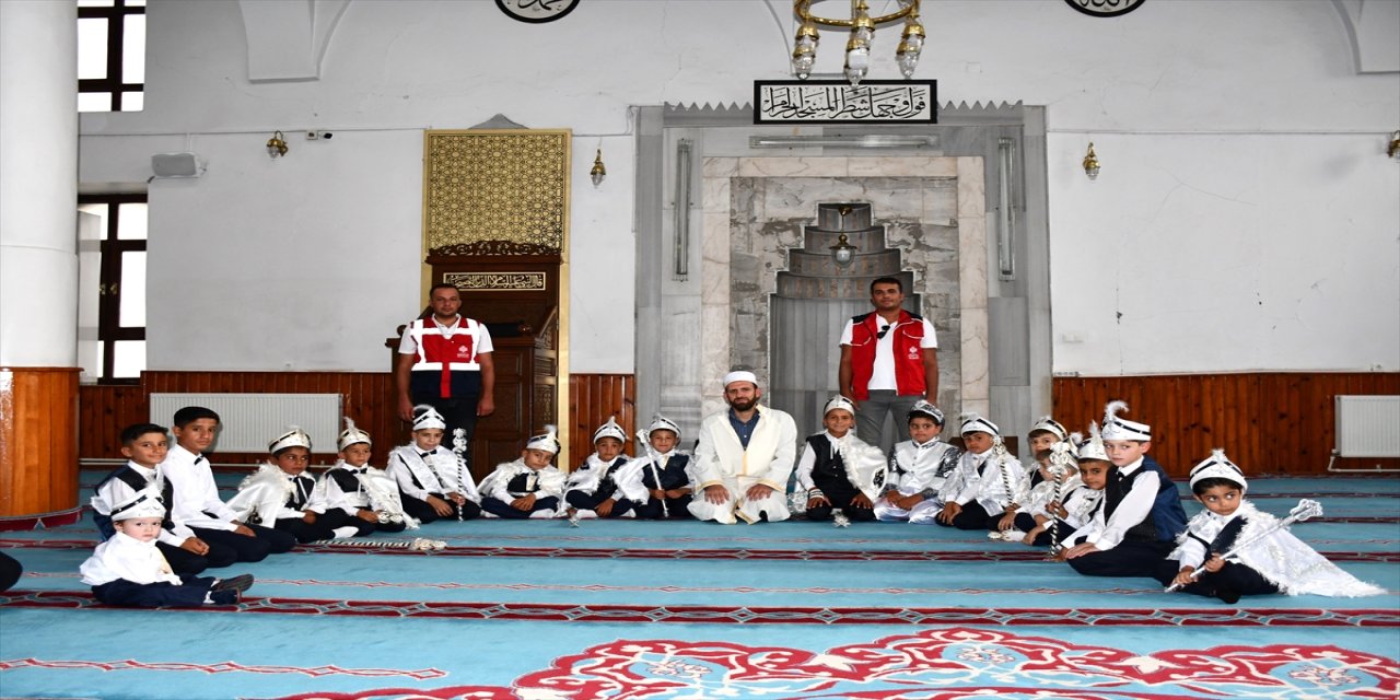 Şanlıurfa Vakıflar Bölge Müdürlüğü, Adıyaman'da 20 çocuğu sünnet ettirdi.