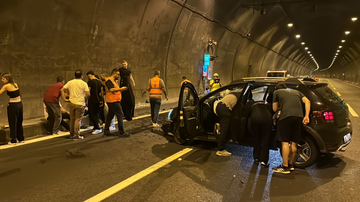 Bolu Dağı Tüneli'nde kaza yapan otomobildeki 3 kişi yaralandı