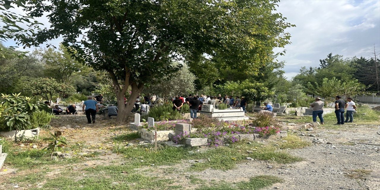 Hatay'ın Dörtyol ilçesinde tırın çarpması sonucu yaşamını yitiren kız çocuğunun cenazesi toprağa verildi.