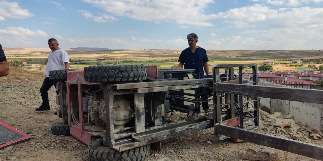 Kayseri'nin Bünyan ilçesinde devrilen forkliftin altında kalan işçi haytanı kaybetti.