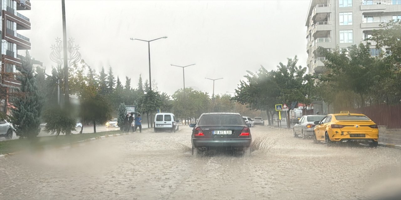 Şanlıurfa'da genelinde yer yer etkili olan yağış, bazı cadde ve sokaklarda su birikintisine yol açtı.