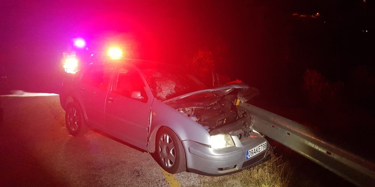 Aydın'ın Nazilli ilçesinde otomobilin bariyere çarpması sonucu 1 kişi hayatını kaybetti, 1 kişi yaralandı.