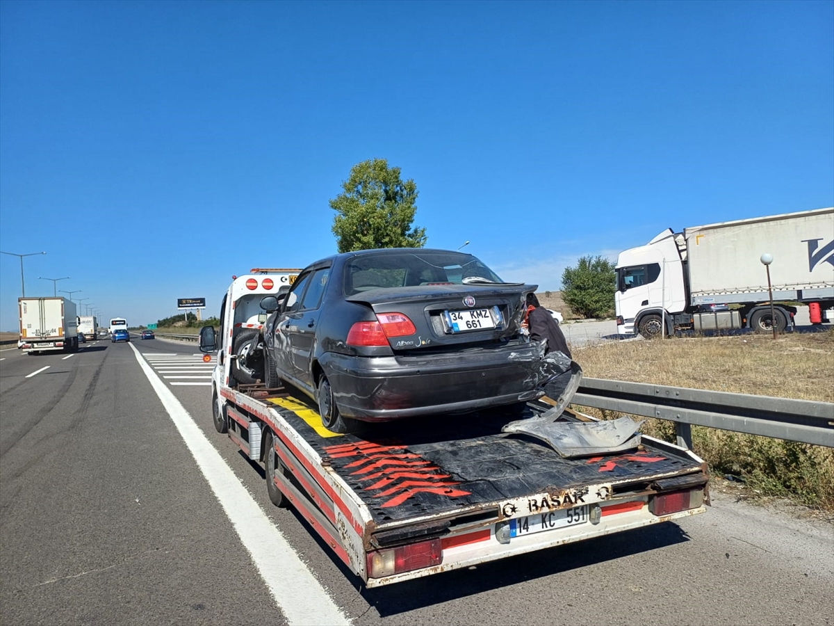 Anadolu Otoyolu Bolu kesiminde iki otomobilin çarpıştığı kazada 3 kişi yaralandı