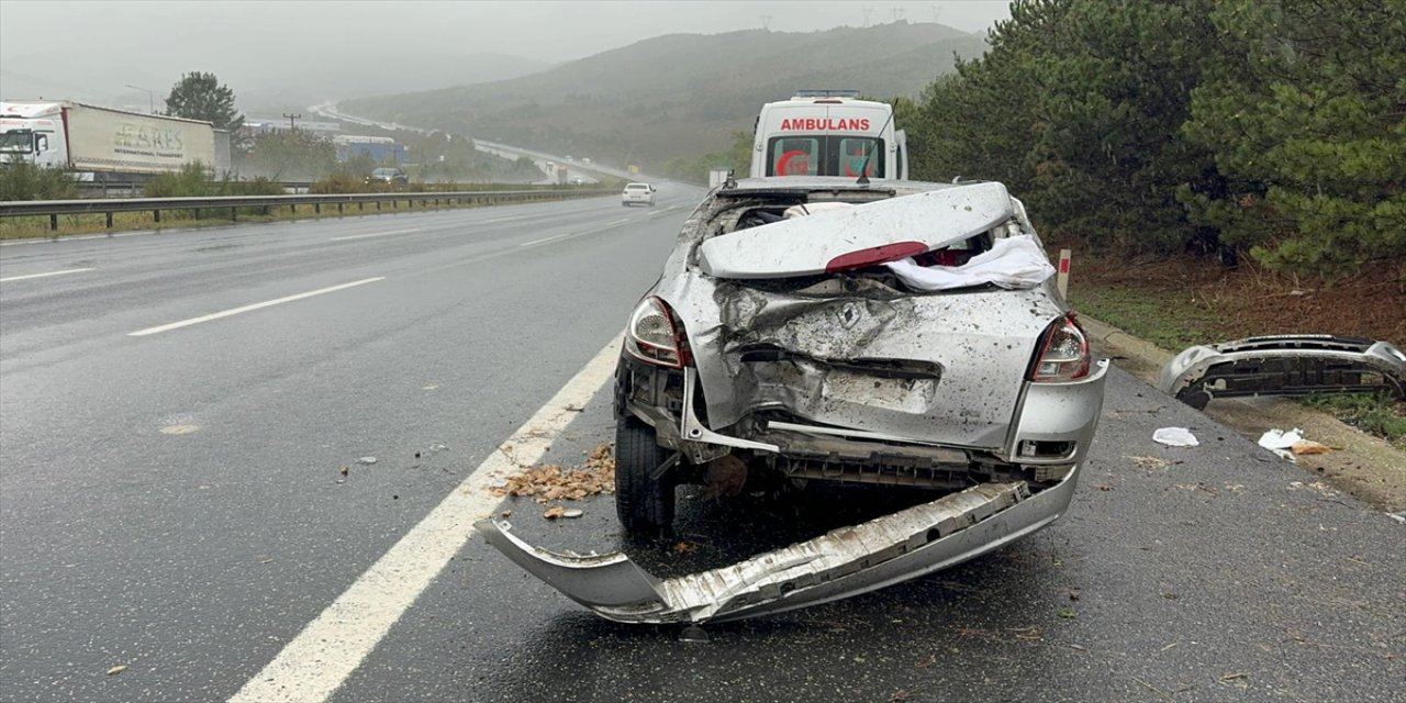 Anadolu Otoyolu'nun Düzce geçişinde meydana gelen 2 trafik kazasında 5 kişi yaralandı.