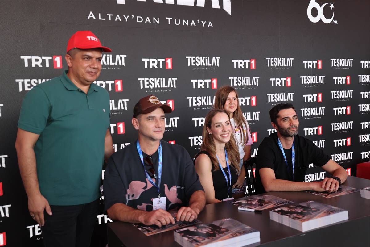 "Teşkilat" dizisinin oyuncuları TEKNOFEST Adana'da ziyaretçilerle buluştu