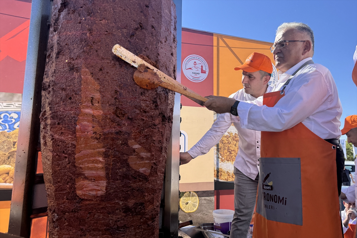 Kayseri'de Gastronomi Günleri'nde 1 tonluk sucuk döner pişirildi