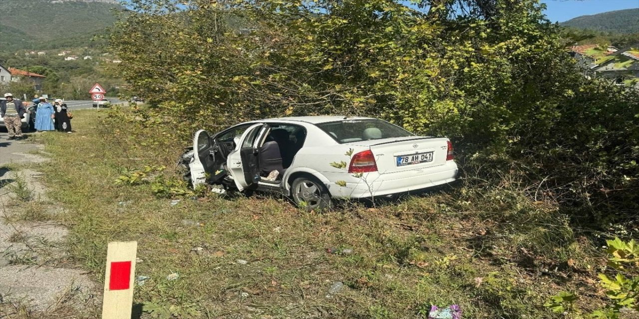 Karabük'ün Yenice ilçesinde 2 otomobilin çarpışması sonucu 6 kişi yaralandı.