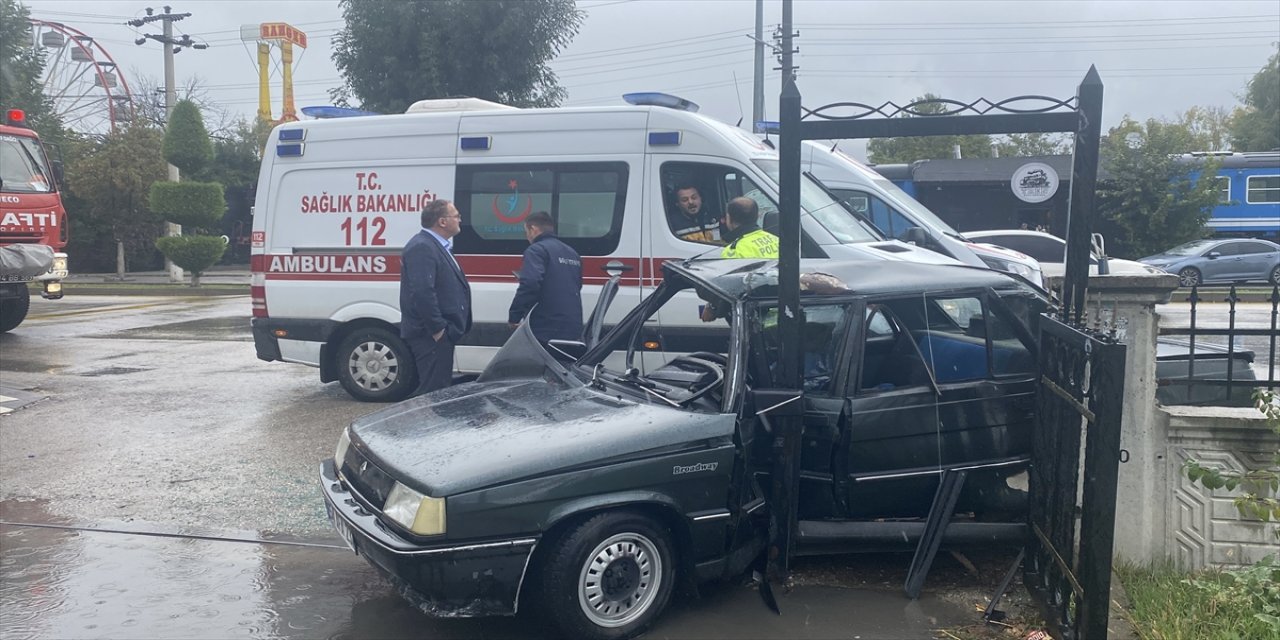 Bolu'da otomobilin spor salonunun bahçe duvarına çarpması sonucu baba ve kızı yaralandı.