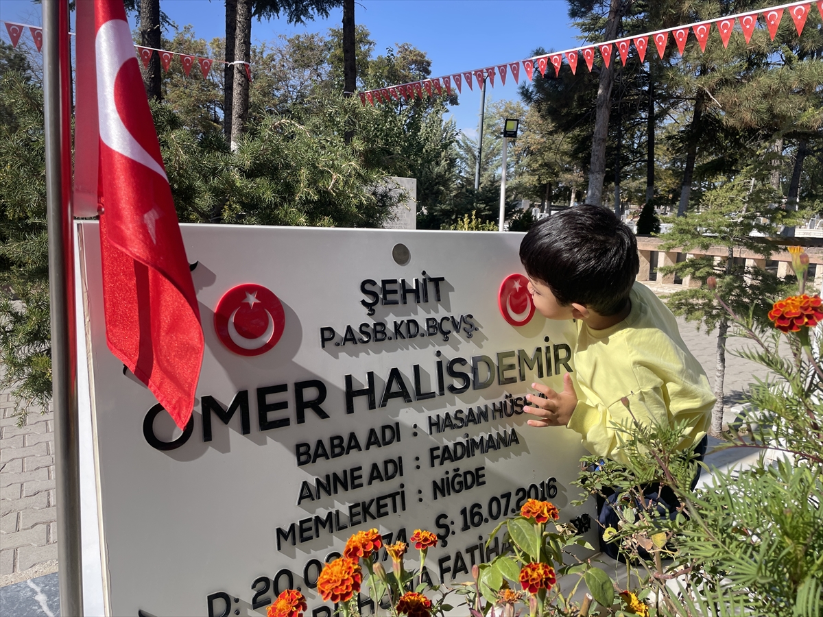 FETÖ elebaşı Gülen'in ölüm haberinin ardından şehit Halisdemir'in kabri ziyaret ediliyor