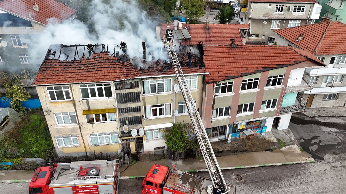 Karabük'te 3 katlı binanın çatısında çıkan yangın söndürüldü