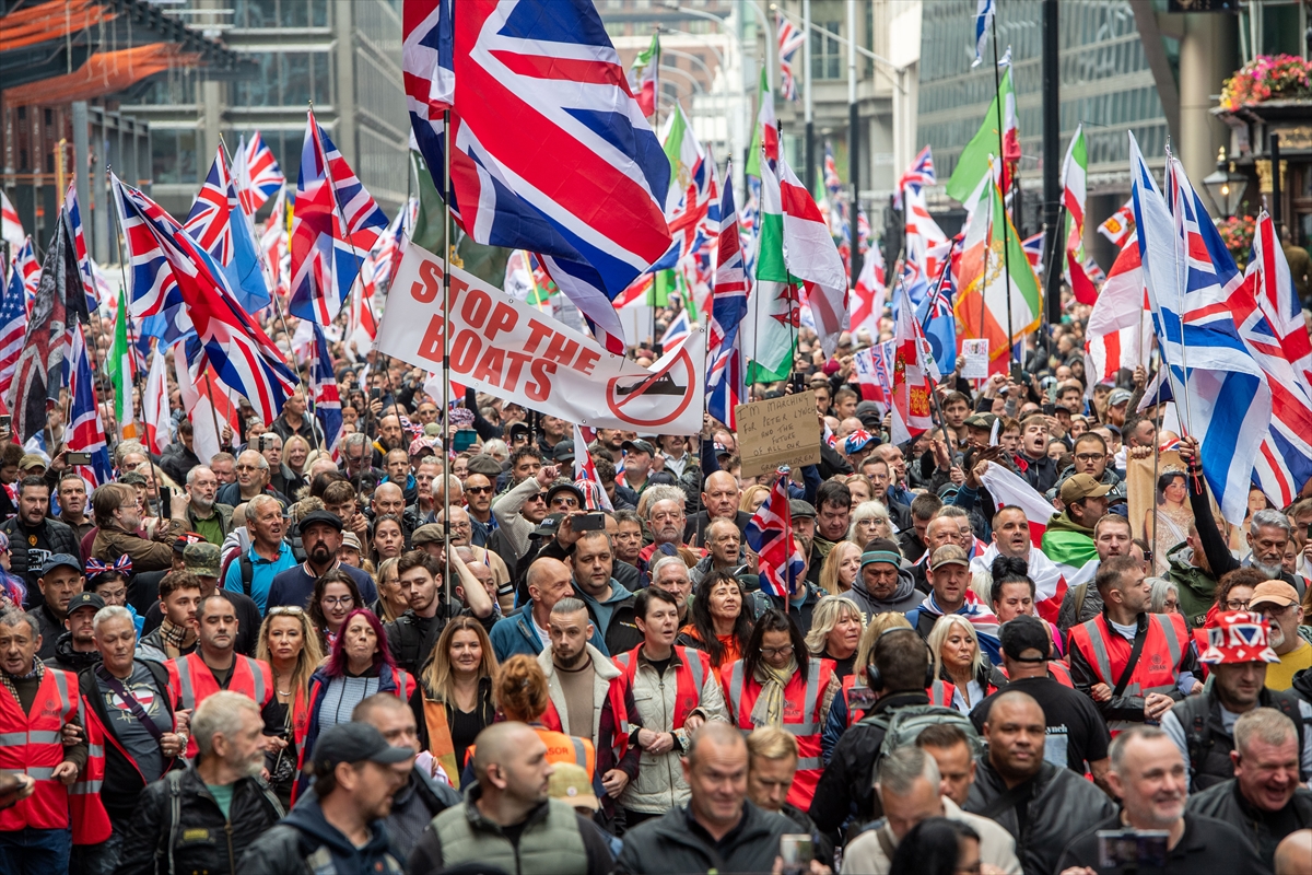 Londra'da aşırı sağcılar ile ırkçılık karşıtları karşılıklı eylem düzenledi