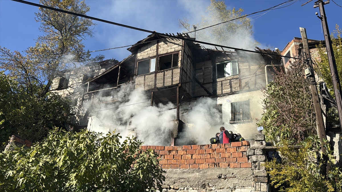 Karabük'te çöp dolu evde çıkan yangın söndürüldü