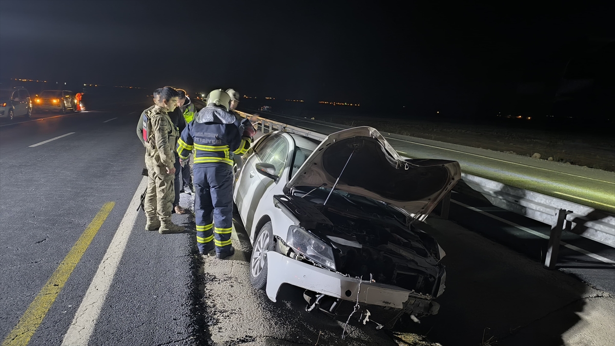 Mardin'de yoldaki lastiği kaldırmak isteyen sürücü otomobilin çarpması sonucu ağır yaralandı