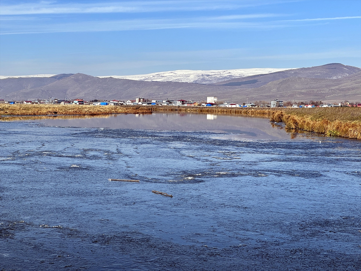 Ardahan'da soğuk hava nedeniyle Kura Nehri'nin yüzeyi buz tuttu