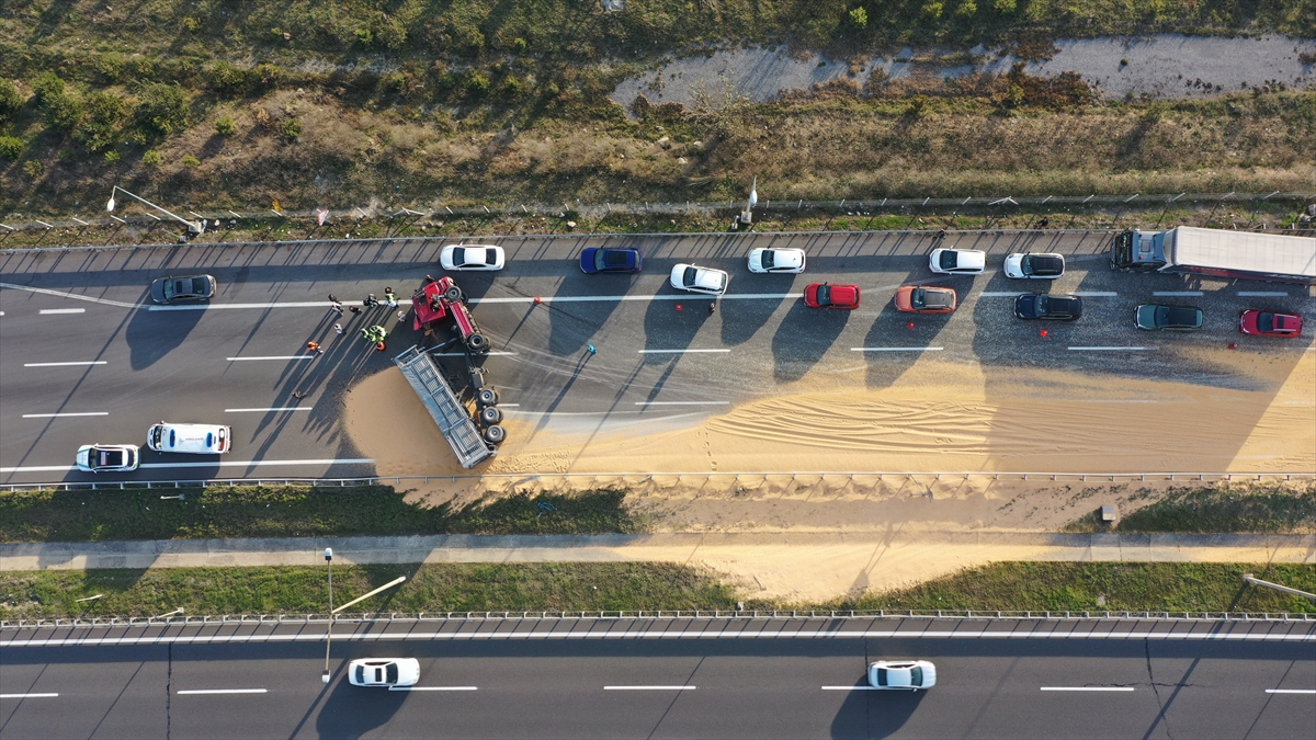 Anadolu Otoyolu Bolu kesiminde devrilen tır trafiği aksattı